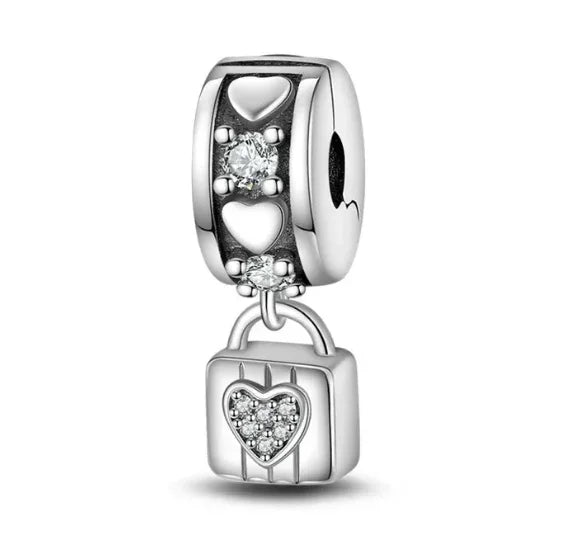 Charm de corazón viajero